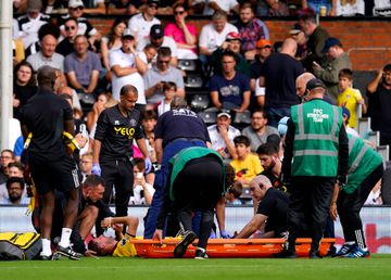 Imagens muito sensíveis: lesão gravíssima de Basham no Fulham-Sheffield Utd