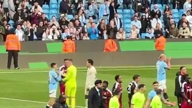 Depois do City-Fulham, Guardiola foi falar com o avançado adversário