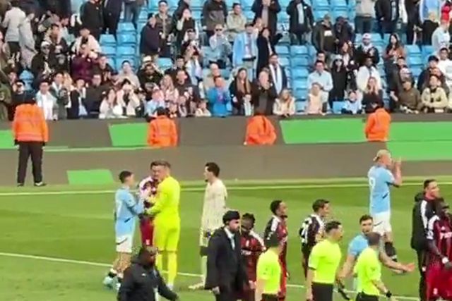 Depois do City-Fulham, Guardiola foi falar com o avançado adversário