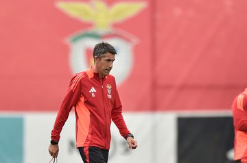 Bruno Lage fica só com nove no Benfica