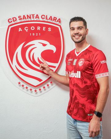 Santa Clara renova com defesa que recupera de lesão grave