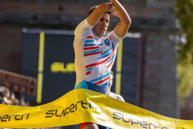 Triatlo (vídeo): Vasco Vilaça vence etapa de SuperTri e festeja (como pode) à Ronaldo