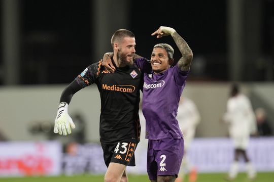 De Gea celebra dois penáltis defendidos e Bruno Fernandes reage