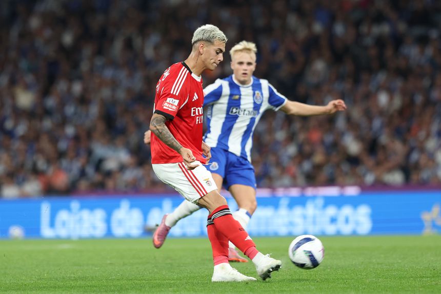 Barrenechea, do Benfica, e Froholdt, do FC Porto - Foto: CATARINA MORAIS/KAPTA+