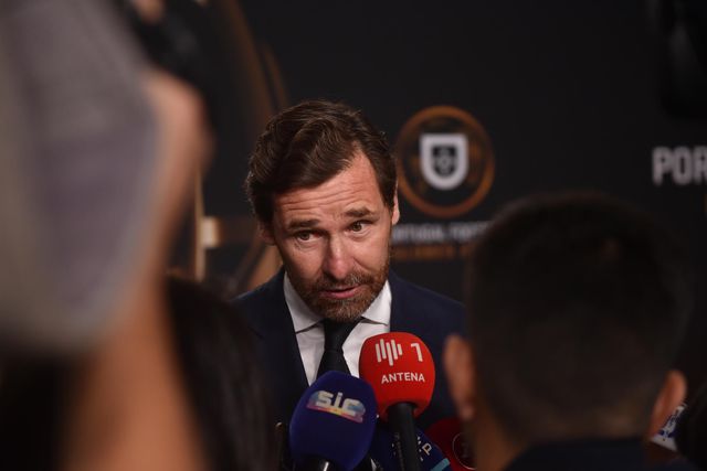 André Villas-Boas em declarações aos jornalistas (Foto: Miguel Nunes)