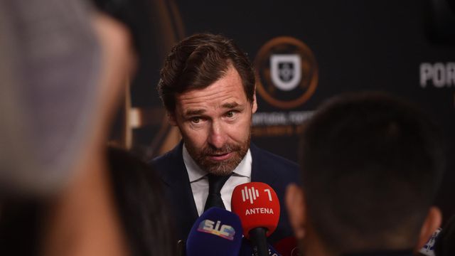André Villas-Boas em declarações aos jornalistas (Foto: Miguel Nunes)