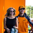 Margarida Corceiro ao lado de Lando Norris, piloto da McLaren