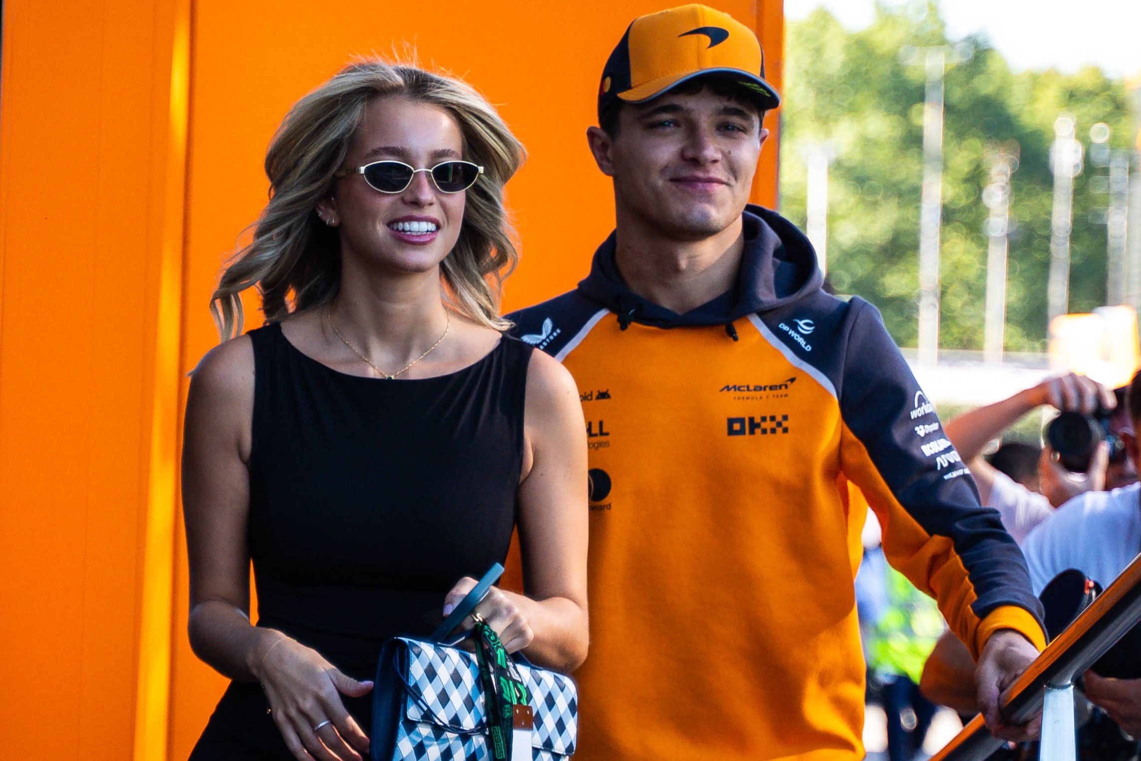 Margarida Corceiro ao lado de Lando Norris, piloto da McLaren
