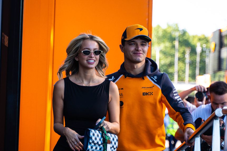 Margarida Corceiro ao lado de Lando Norris, piloto da McLaren
