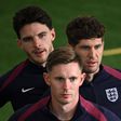 John Stones (no meio da fila) no treino da sekeção inglesa