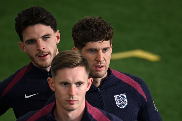 John Stones (no meio da fila) no treino da sekeção inglesa