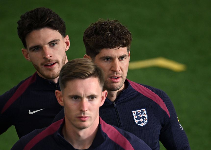 John Stones (no meio da fila) no treino da sekeção inglesa
