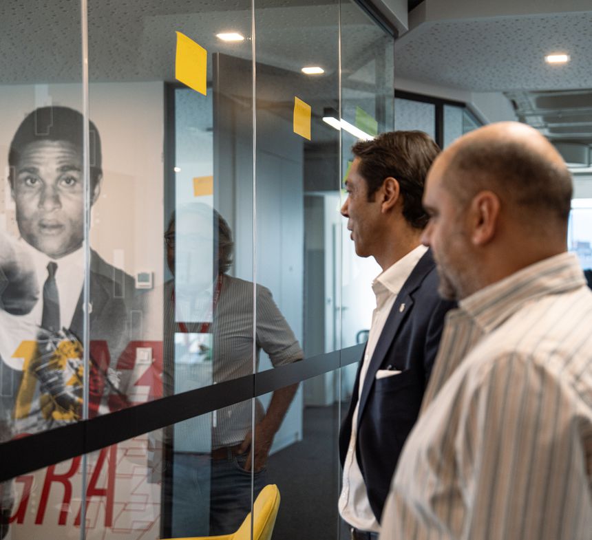 Rui Costa com Luís Pedro Ferreira, diretor de A BOLA - Foto Breno Barison