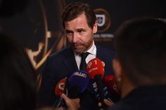 André Villas-Boas em declarações aos jornalistas (Foto: Miguel Nunes)