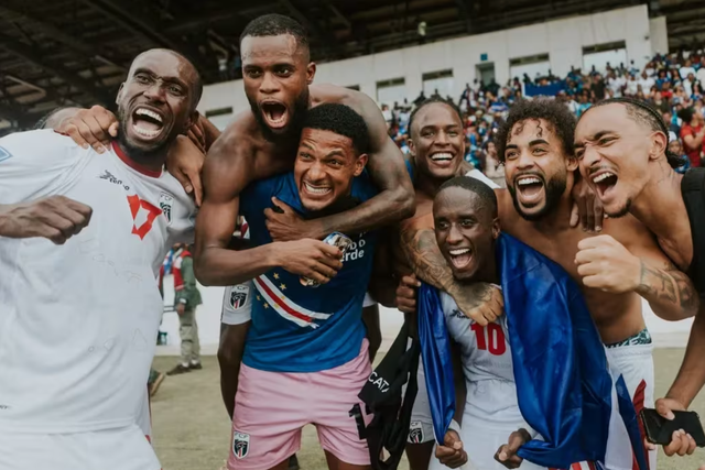 Jogadores de Cabo Verde a celebrarem a vitória caseira aos Camarões - Foto: FIFA
