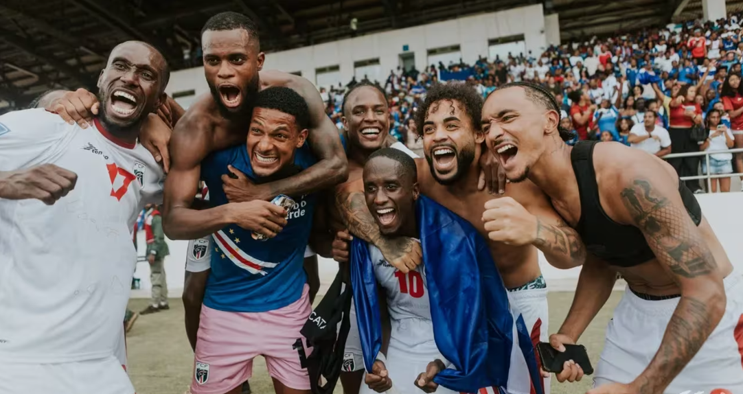 Jogadores de Cabo Verde a celebrarem a vitória caseira aos Camarões - Foto: FIFA