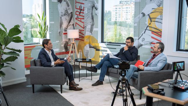 Rui Costa entrevistado em A BOLA - Foto Breno Barison