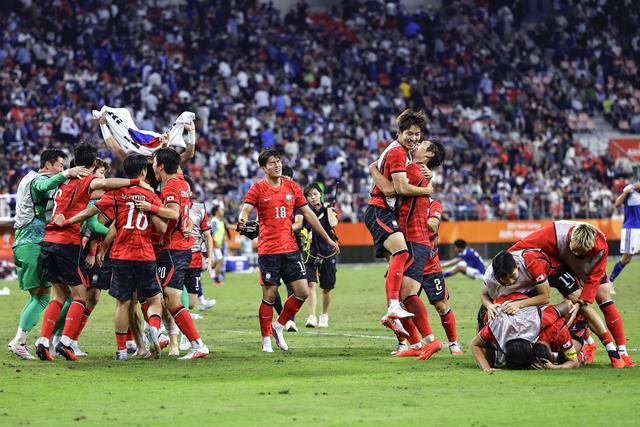 Festejos da Coreia do Sul após o apito final