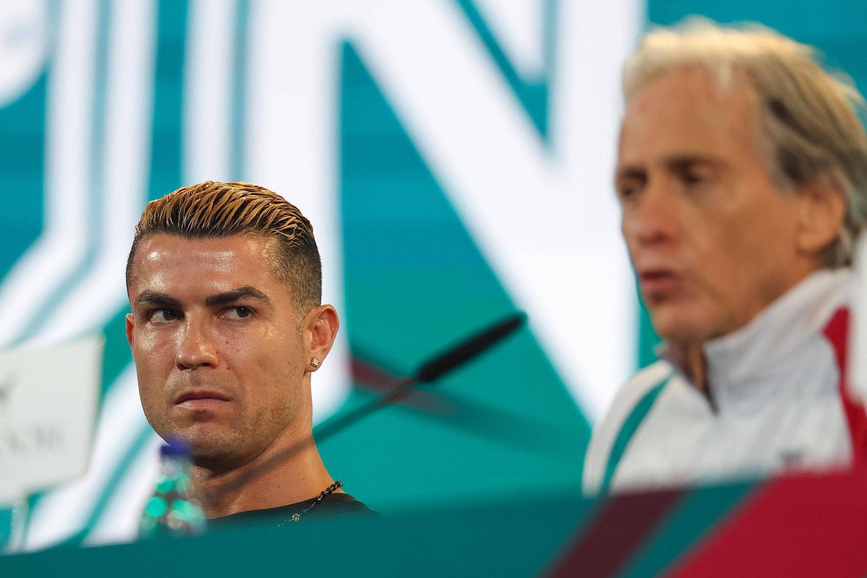 Cristiano Ronaldo e Jorge Jesus em conferência de imprensa ainda antes do caso da Escandinávia — Foto: IMAGO