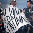 Tarja das Malvinas junto a Messi