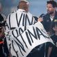 Tarja das Malvinas junto a Messi