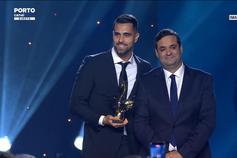Diogo Costa emociona-se a receber Dragão de Ouro: «É mais fácil falar para a equipa»
