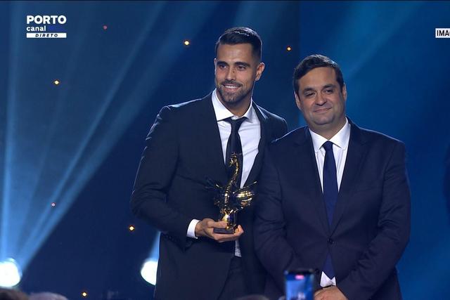 Diogo Costa emociona-se a receber Dragão de Ouro: «É mais fácil falar para a equipa»