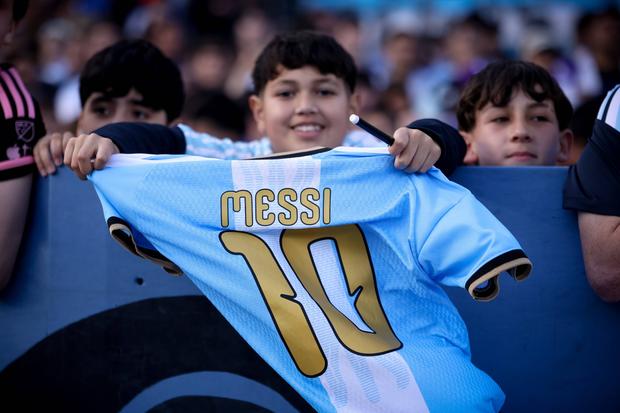 Jovem adepto com camisola de Messi