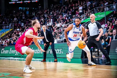 Bonn levou a melhor sobre o FC Porto. Foto: FIBA
