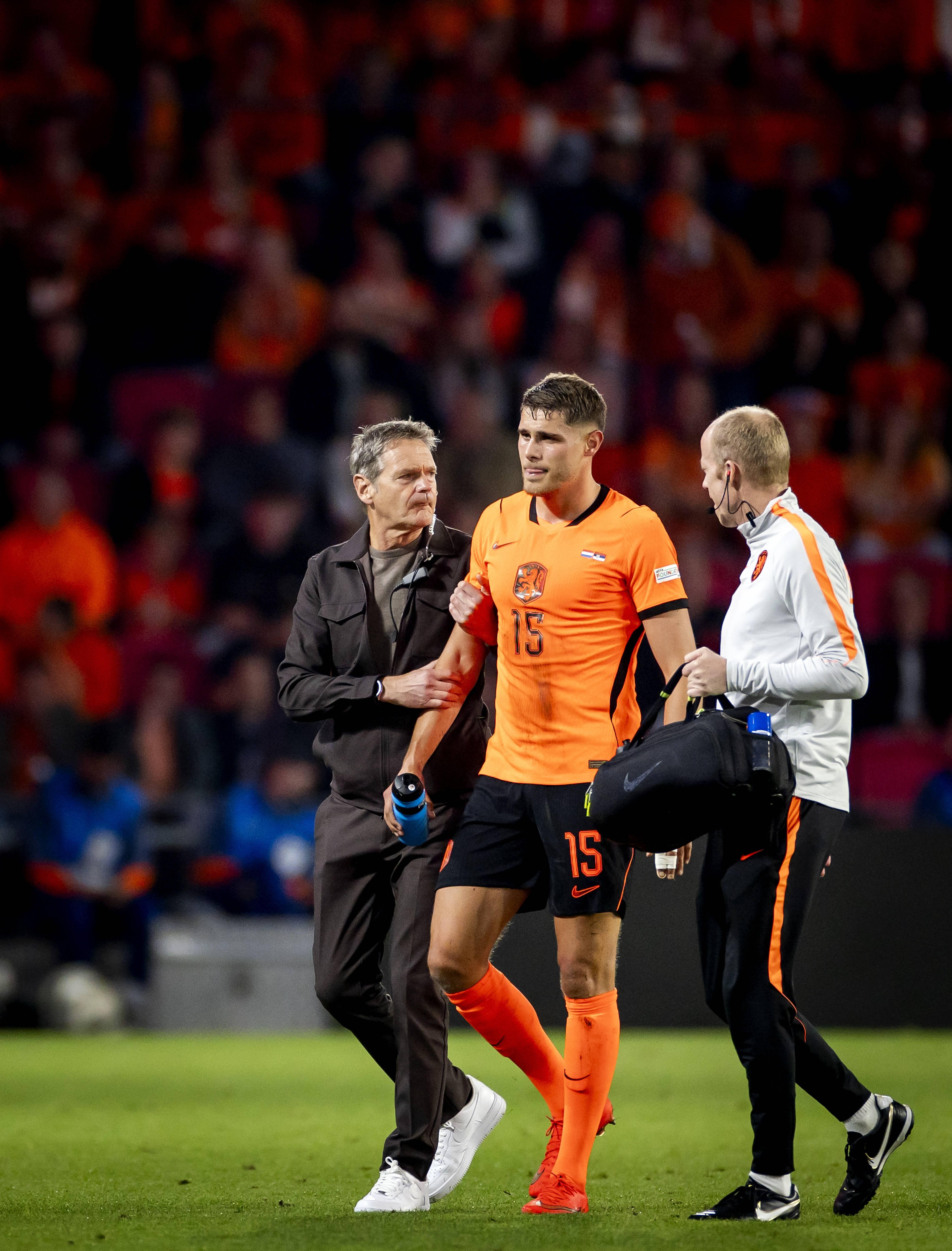 Micky van de Ven, Tottenham/Países Baixos - saiu após pisão na mão em jogo com a Sérvia