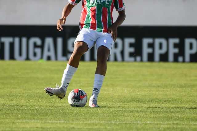Liga Revelação: jogador do Estrela provoca susto mas não corre perigo (vídeo)