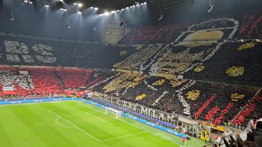 Milan trava balas de Belmondo com tifo de Neo do Matrix