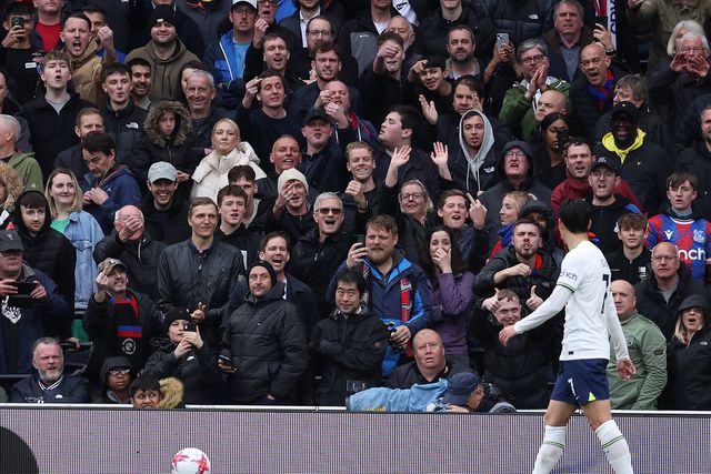 Adepto que fez gesto racista contra Son banido dos estádios durante três anos