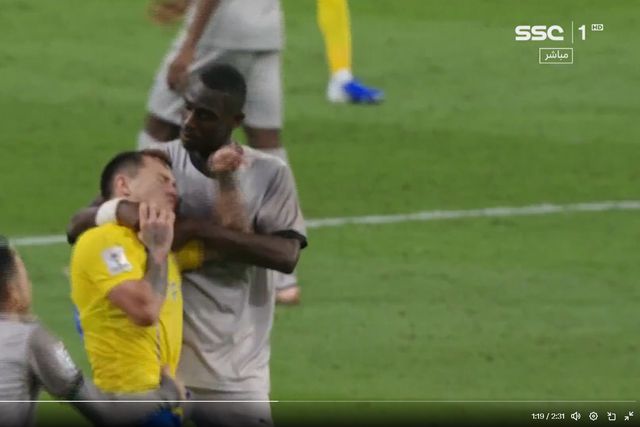 Otávio agrediu, foi agredido e espoletou o caos no final do jogo com o Al Duhail (vídeo)