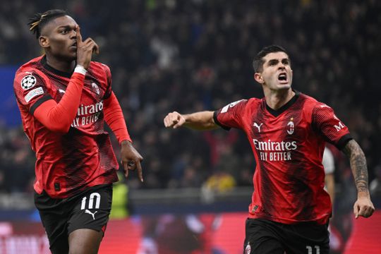 Rafael Leão brilha e Milan derrota PSG com reviravolta