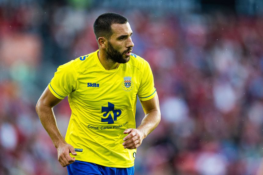 Lateral-direito do Arouca falha duelo com o Estrela da Amadora