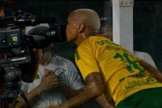 Vídeos: O bilhete era para o Santos-Cuiabá, mas houve ainda espectáculo Deyverson