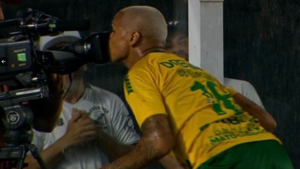 Vídeos: O bilhete era para o Santos-Cuiabá, mas houve ainda espectáculo Deyverson