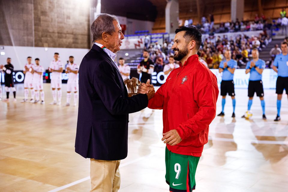 À beira de recorde, João Matos foi homenageado pela FPF