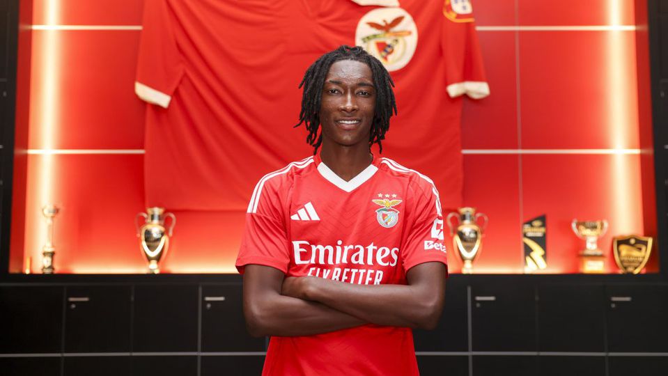 Oficial: Benfica renova com jovem extremo