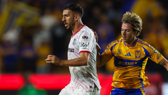 Paulinho foi a jogo pelo Toluca com camisola especial