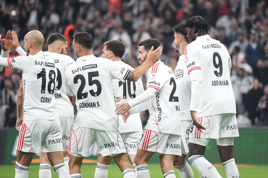 Equipa do Besiktas a festejar golo