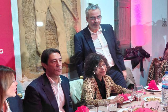 Rui Costa ao lado de Flora, viúva de Eusébio, no jantar de encerramento de campanha - Foto Teófilo Fernandes