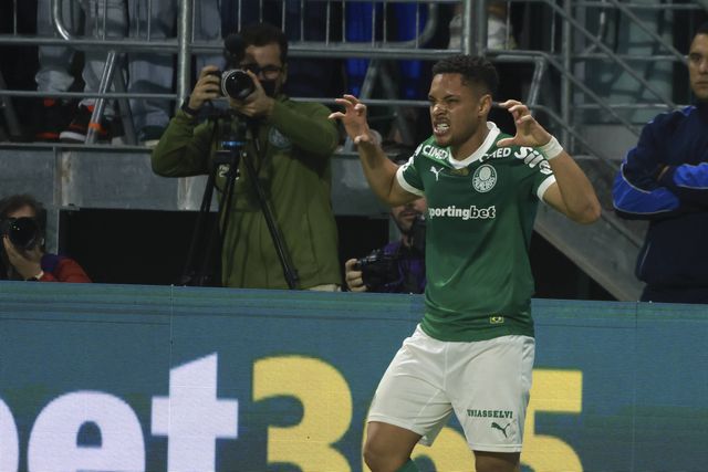 Bis de 'Tigrinho' dá vitória ao Palmeiras e distância para o Flamengo