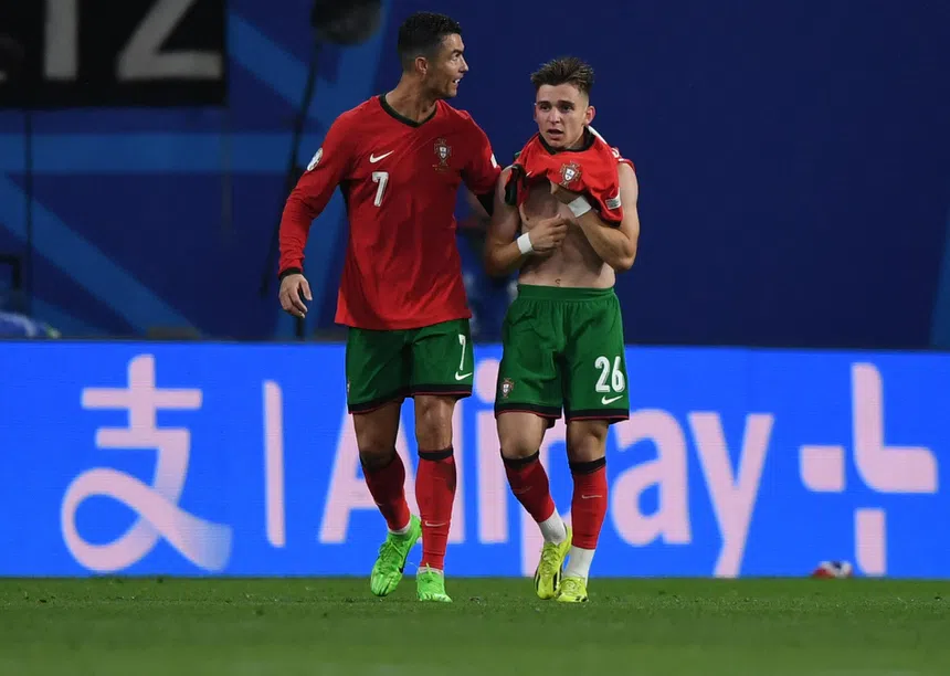 Ronaldo 'aconselha' Francisco! Juventus em CHOQUE?