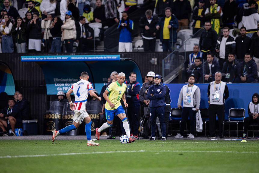 Richarlison (aqui em ação frente ao Paraguai), avançado brasileiro de 28 anos
