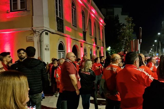 Loucura e fervor benfiquista na chegada de Rui Costa ao Barreiro