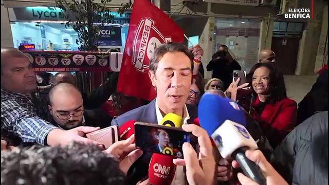 Rui Costa chegou com a família de Eusébio e emocionou-se