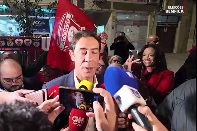 Rui Costa chegou com a família de Eusébio e emocionou-se