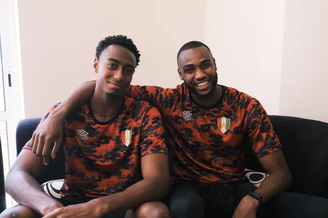 Hamed Dramé (à esquerda) foi colega de equipa do irmão, Issiar, durante pouco tempo - Foto: Estrela da Amadora